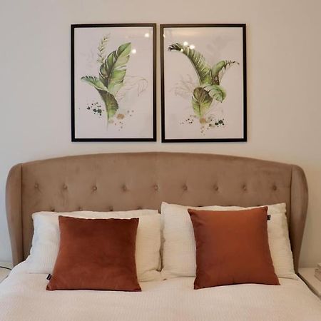 A Stylish Two Bedroom Modern Apartment With Parking Barking  Exterior photo