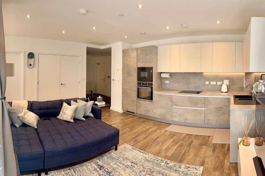 A Stylish Two Bedroom Modern Apartment With Parking Barking  Exterior photo