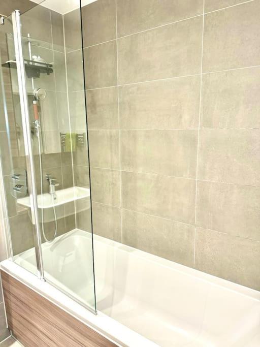 A Stylish Two Bedroom Modern Apartment With Parking Barking  Exterior photo