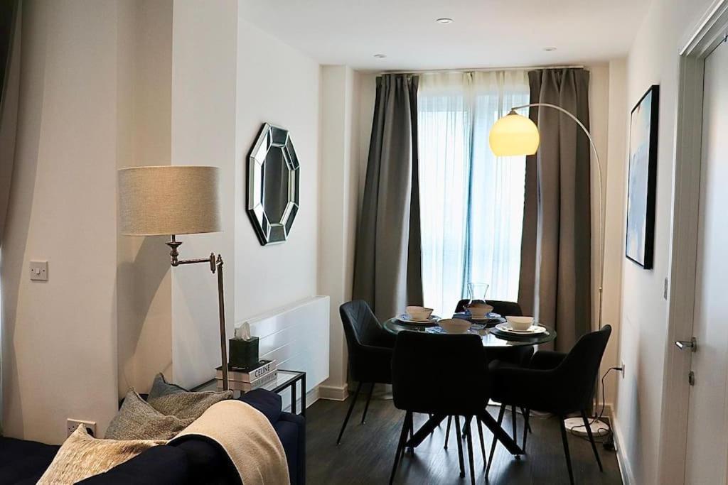 A Stylish Two Bedroom Modern Apartment With Parking Barking  Exterior photo