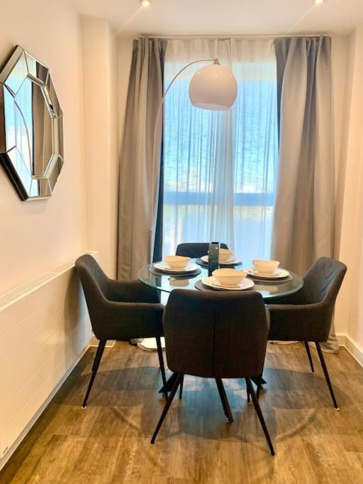 A Stylish Two Bedroom Modern Apartment With Parking Barking  Exterior photo